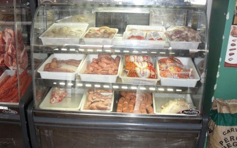 CADA KG. DE FRANGO, CONTEM 200 GR. DE ÁGUA.