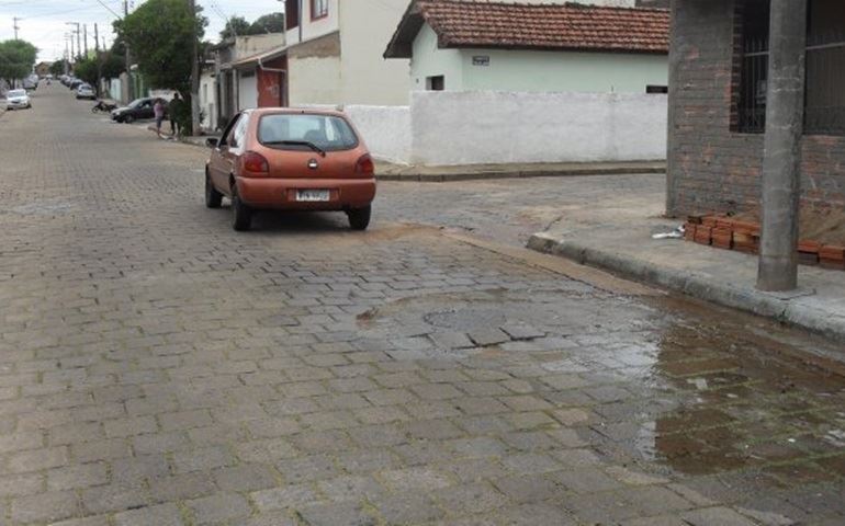 CONTINUA O VAZAMENTO DE ÁGUAS NA JOSÉ CONSTÂNCIO