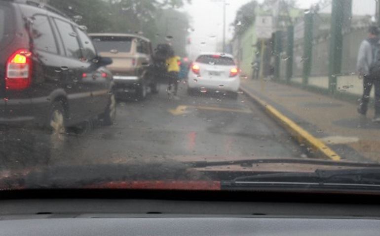 TRÂNSITO NA PORTA DA FREA TEM QUE SER FISCALIZADO.