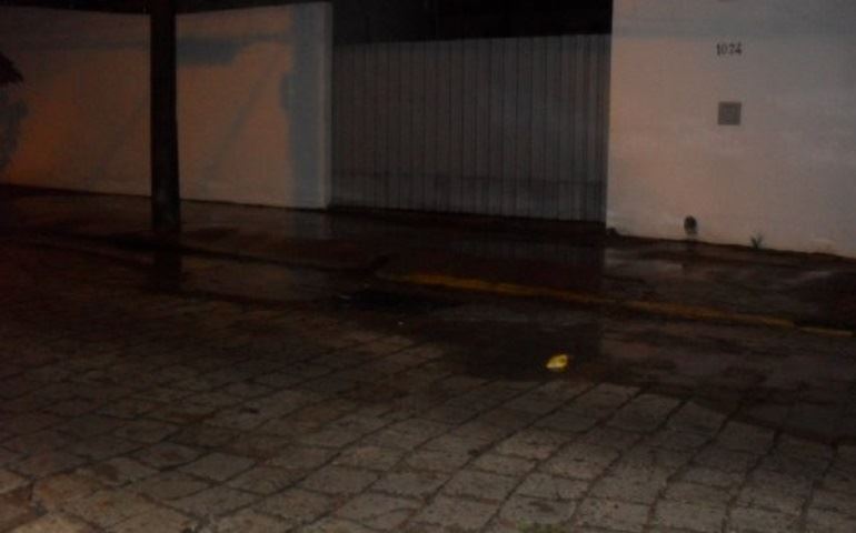 CORRE GRANDE VOLUME DE ÁGUA PELAS SARJETAS NAS MADRUGADAS.