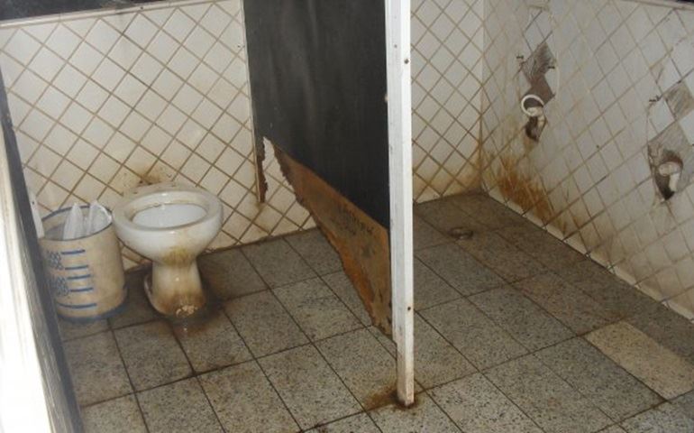 BANHEIRO PÚBLICO DA PÇA. PADRE TAVARES NÃO TEM PORTA.