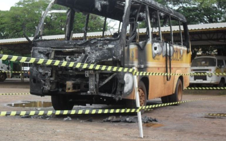 INCÊNDIO DESTRÓI ÔNIBUS NA GARAGEM MUNICIPAL