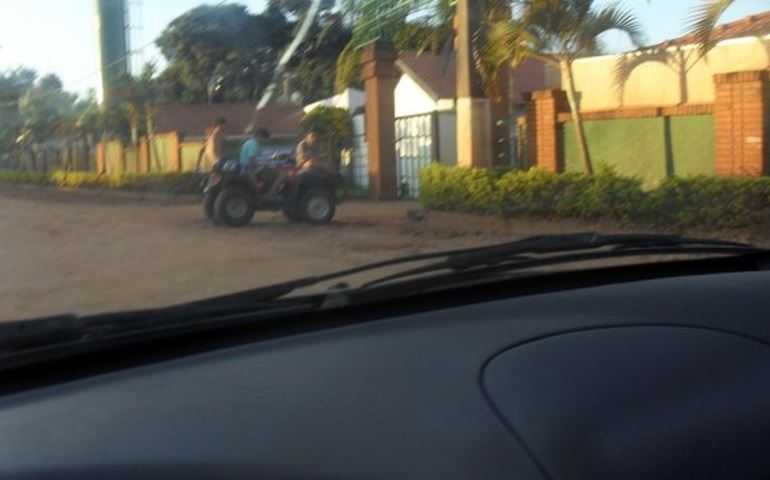 CRIANÇAS PILOTANDO QUADRICICLOS NAS PRAIAS DA A.A.B.B.