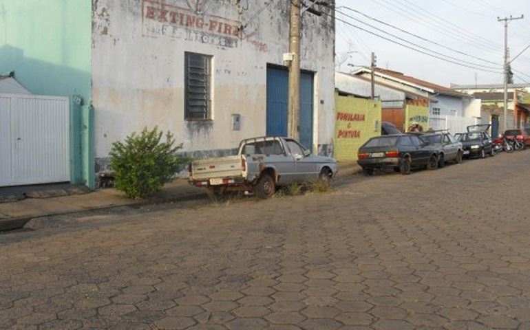 VEÍCULO ABANDONADO SERÁ NOTIFICADO E GUINCHADO.