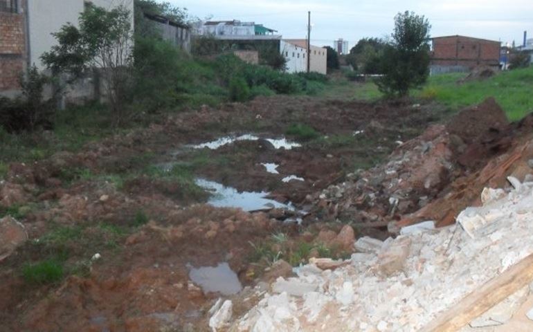 ESGOTO DA RUA JANIO QUADROS CONTINUA AO CÉU ABERTO