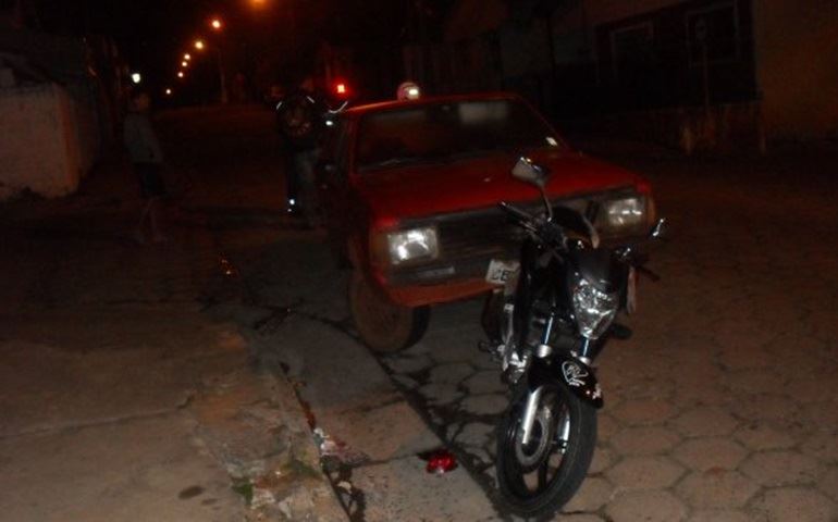MOTORISTA VISIVELMENTE EMBRIAGADO BATE EM MOTO NA RUA ARANDU