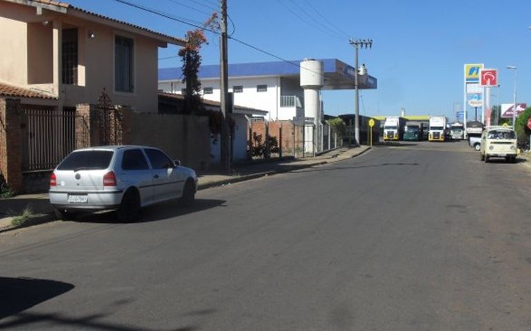 PATIO DO POSTO  BIZUNGÃO ESTÁ EM CIMA DA AV. DR.PLINIO A. FAGUNDES.