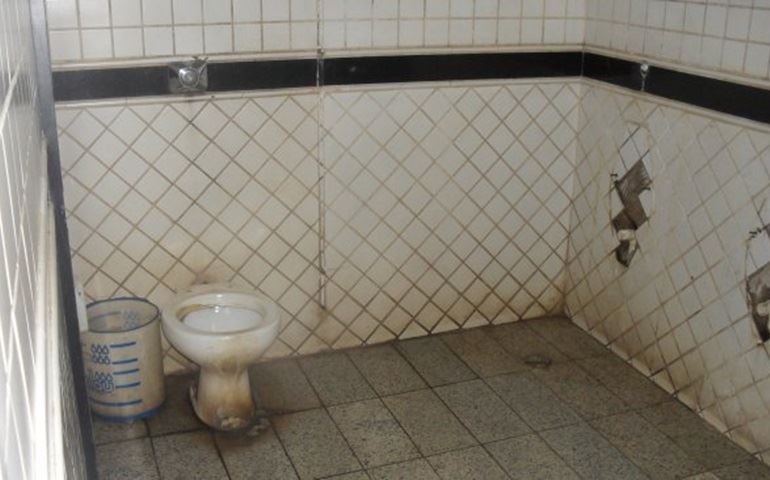 BANHEIRO PÚBLICO DE UMA ESTÂNCIA TURÍSTICA