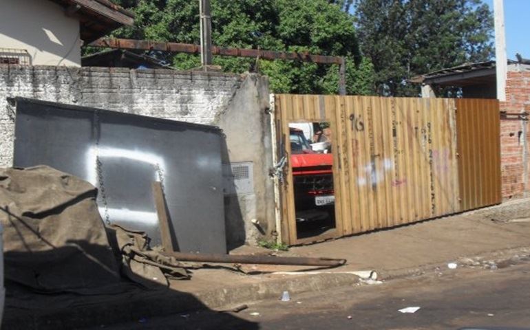 FISCALIZAÇÃO MUNICIPAL LACROU OFICINA QUE FAZIA CONCERTOS NA RUA.