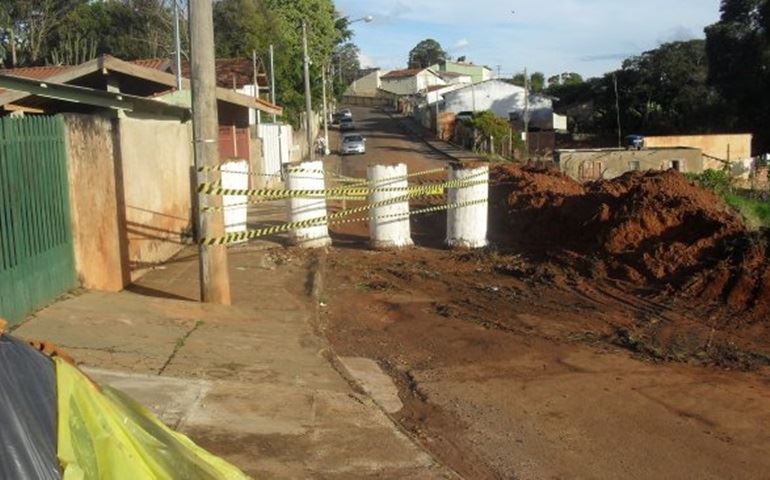 RESIDENCIAS DA RUA ROLDÃO E. LEAL CORREM RISCO DE DESABAREM