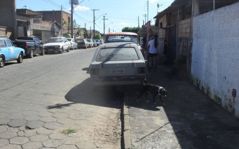 MAIS UM VEÍCULO ABANDONADO ENFEANDO A CIDADE.