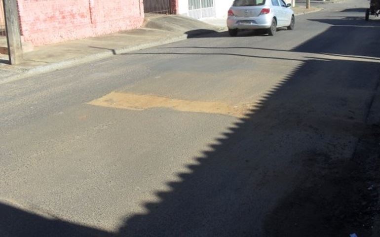A IMPUNE SABESP CORTA O ASFALTO DA CIDADE PARA FAZER LIGAÇÕES E NÃO REFAZ O ASFALTO.
