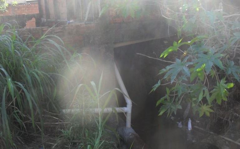 A IMPUNE SABESP ESTÁ CANALIZANDO ESGOTO BRUTO NO EMISSÁRIO CONFIGURANDO MAIS UM CRIME AMBIENTAL