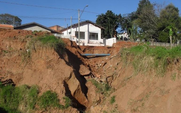 RESIDENCIAS DA RUA ROLDÃO E. LEAL PODERÃO DESABAR