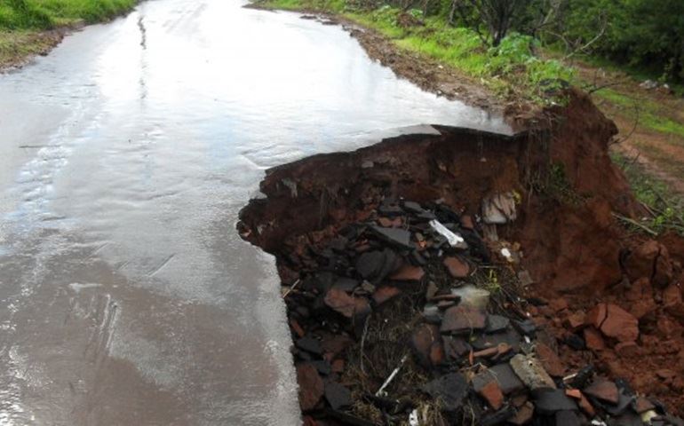 EROSÃO NA VILA OPERÁRIA, ESTÁ ROMPENDO A RUA E, O DEPARTAMENTO DE OBRAS NÃO TOMA UMA INICIATIVA.