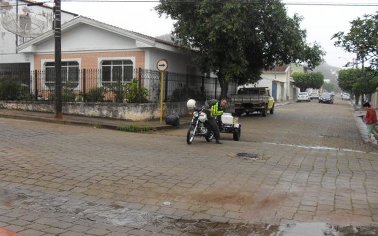 ENTREGADOR DE GÁS EM DESENTENDIMENTO DE TRÂNSITO AMEÇA IDOSO.