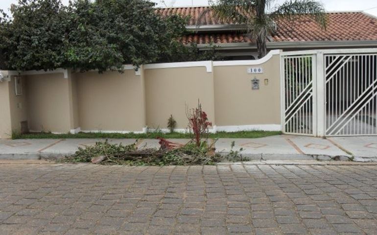 MORADOR DA RUA SANTA CATARINA Nº 100 JOGA LIXO NA RUA
