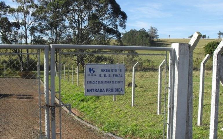A IMPUNE SABESP ESTAÇÃO DE ESGOTO E-15 DA SABESP CONTINUA JOGANDO ESGOTO NO LAJEADO