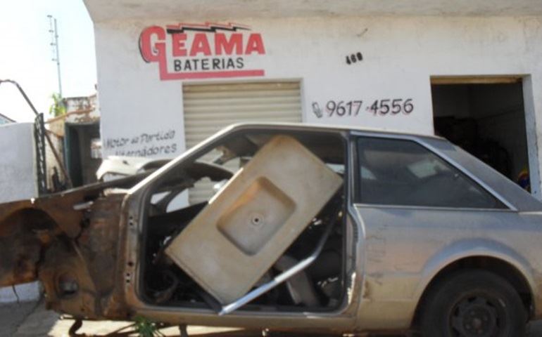 MORADORES DA RUA ROMEU BRETAS ESTÃO COBRANDO A REMOÇÃO DE MAIS UM CARRO ABANDONADO
