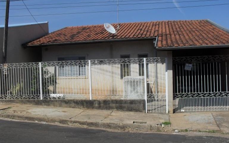 RESIDENCIA NO B. ALTO DA BOA VISTA POSSUI TONELADAS DE LIXO RECICLADO EM SEU QUINTAL.