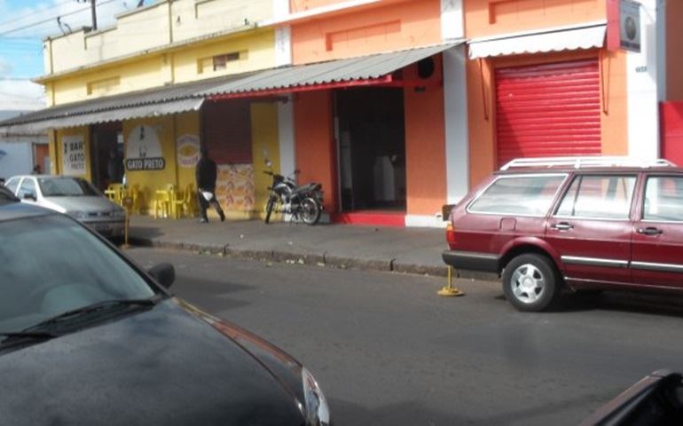 COMERCIANTE DA RUA BAHIA NÃO DA BOLA PARA A FISCALIZAÇÃO MUNICIPAL