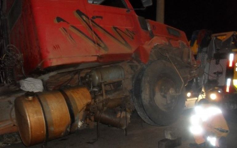 MOTO FOI CRUZAR A PISTA E FOI COLHIDA POR UMA CARRETA