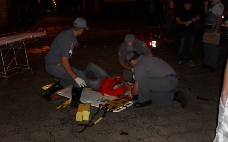 MOTOQUEIRO NÃO HABILIADO EM ALTA VELOCIDADE BATE NA TRASEIRA DE OUTRO VEÍCULO.
