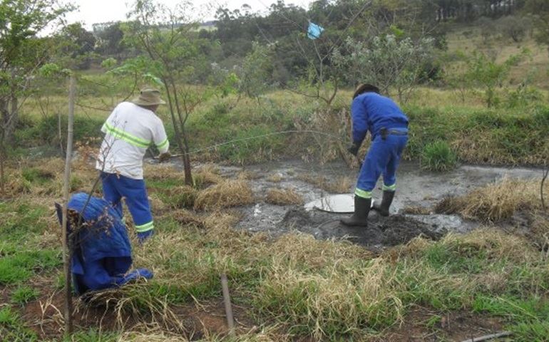 DEPOIS DE 63 DIAS DE VAZAMENTO DE ESGOTO NO BAIRRO DO CAMARGO A SABESP APARECE