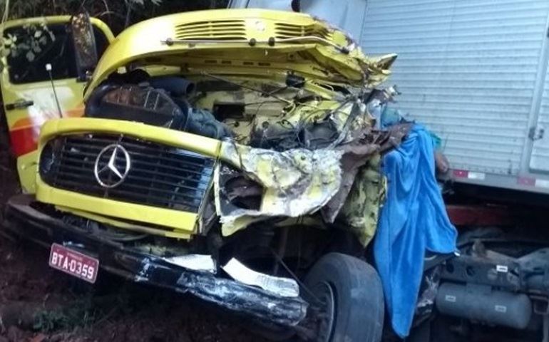Acidente envolvendo três caminhões na SP 255 teve uma vítima fatal.
