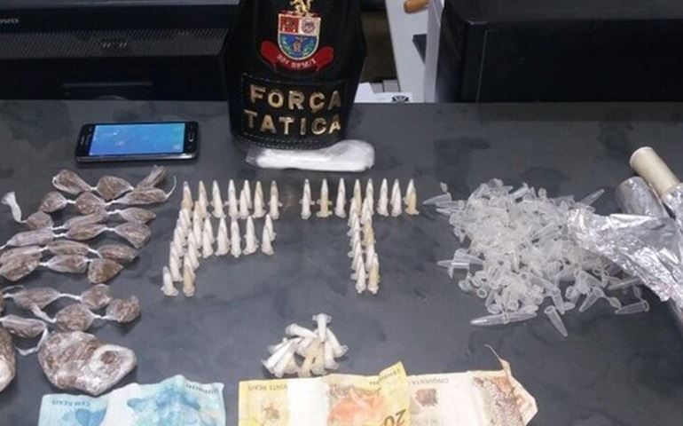 Dupla é abordada e vídeo no celular 'entrega' que eles traficavam, diz PM