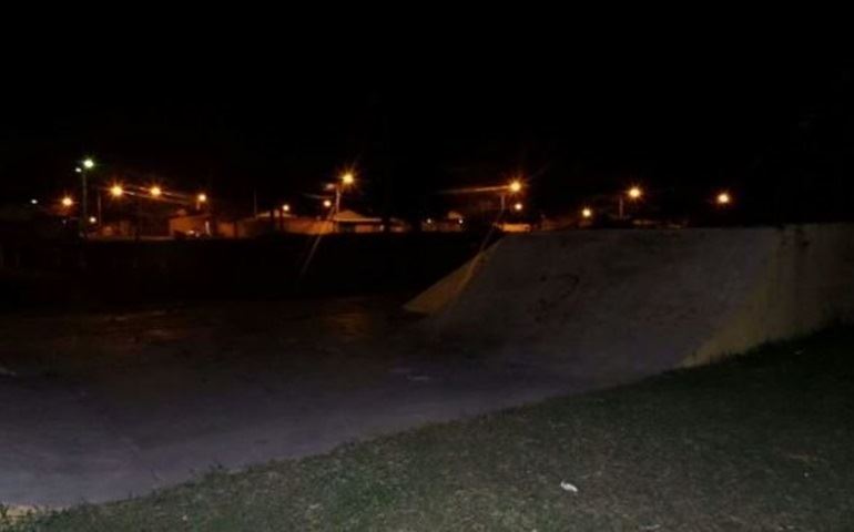 Morador reclama da falta de iluminação em praça