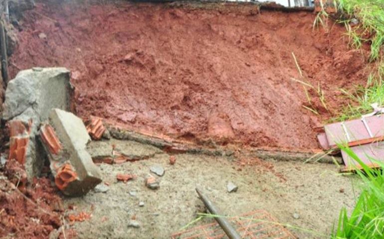 Chuva forte provoca deslizamentos em conjunto habitacional de Piraju