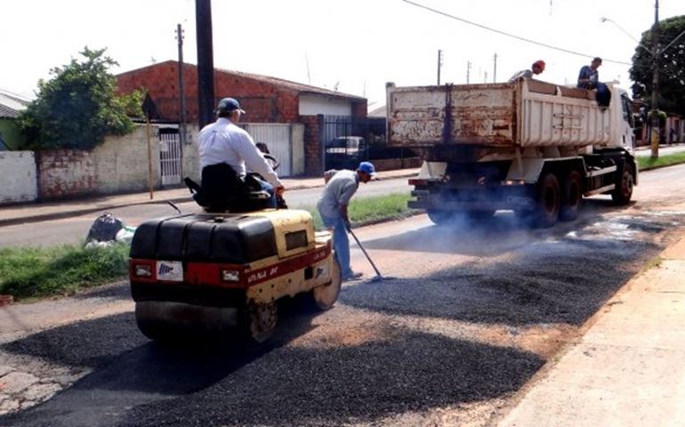 Bairros recebem Operação tapa-buracos e limpeza de áreas verdes 