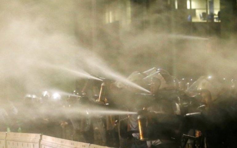 Manifestantes anti-impeachment entram em confronto com PM