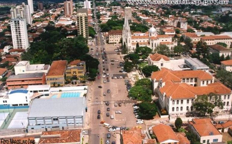Subsecretaria de Turismo instala placas de sinalização nas estradas rurais de Botucatu