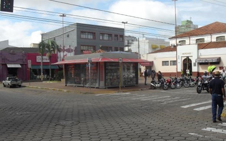 PROPRIETÁRIA DA BANCA DE REVISTAS RECUSA RECEBER NOTIFICAÇÃO DA FISCALIZAÇÃO MUNICIPAL