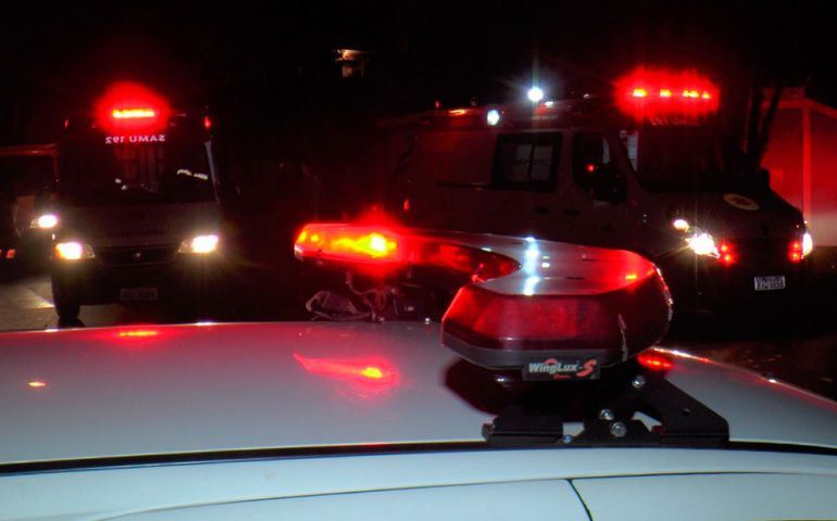 Motociclista tem ferimentos graves após desrespeitar sinalização e bater em ônibus
