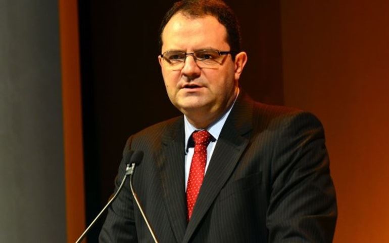 Mais do que nunca, a economia tem de ajudar a política, diz Barbosa