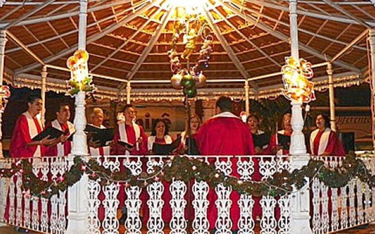 Corais de Natal encantam o Largo do Mercado