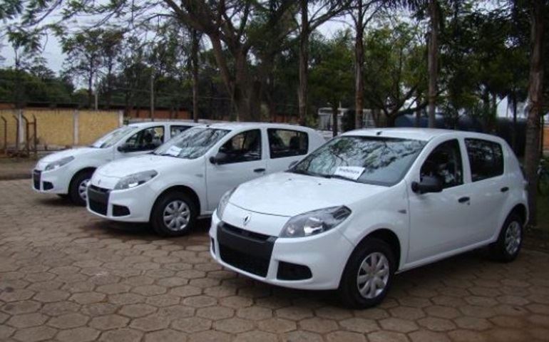 CARRO NOVO DA DIVISÃO SAÚDE BATEU EM CAÇAMBA DE LIXO.