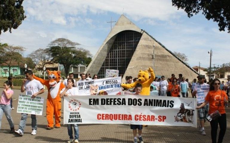 SETENTA PESSOAS FORAM AS RUAS EM CERQUEIRA CESAR DOMINGO ÚLTIMO