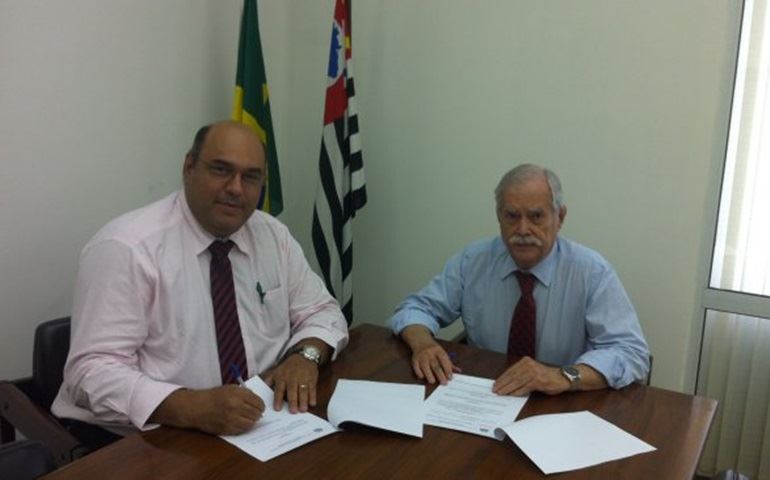 Prefeito assina convênio para recuperação de estradas rurais