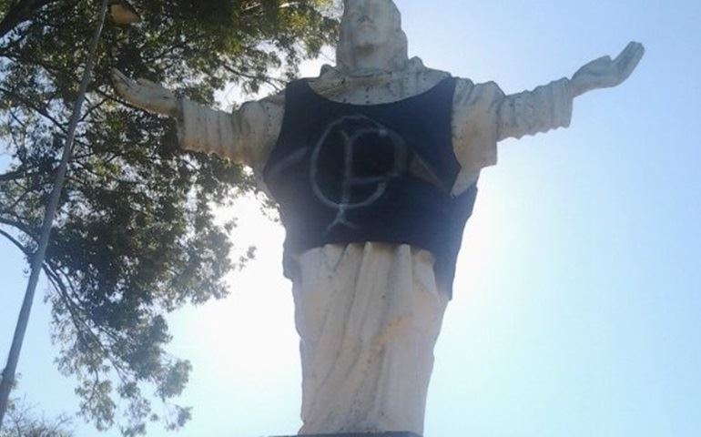 EM ITAPETININGA A ESTATUA DA PRAÇA CENTRAL AMANHECEU VESTIDA COM A CAMISA DO CORINTHIANS.