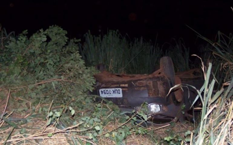 Casal briga durante a viagem e capota o carro