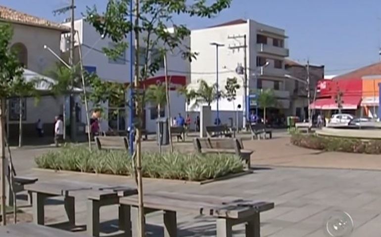 Escritoras realizam 'Terça Cultural do Folclore' em praça de Itapetininga