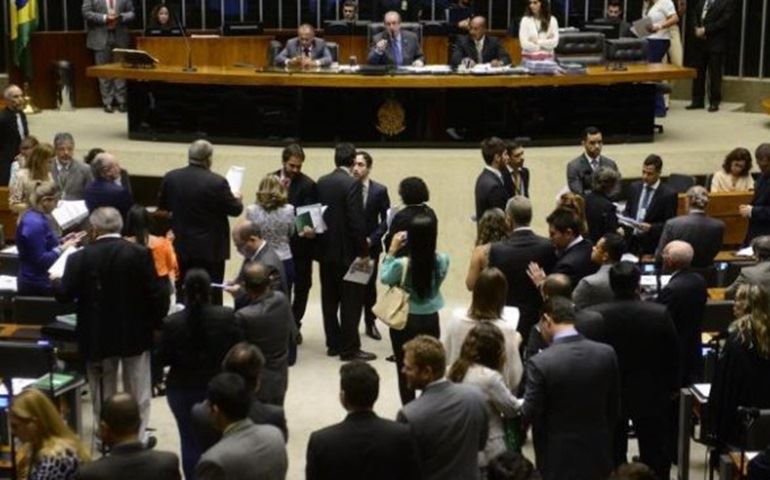 Mesmo com semana curta, Câmara vota diversas matérias