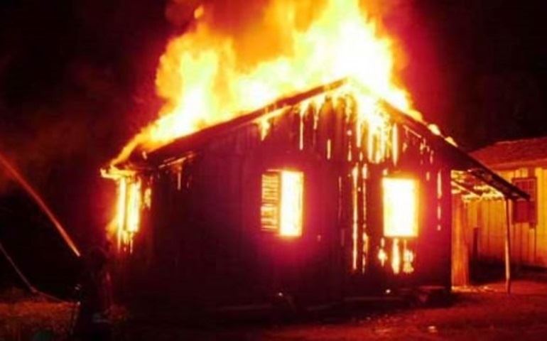 Mecânico é preso após incendiar casa de ex-mulher por ciúme