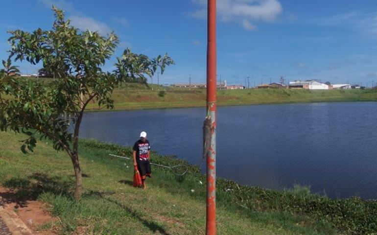 População está revoltada com a mortandade de peixes no lago da Brabância.