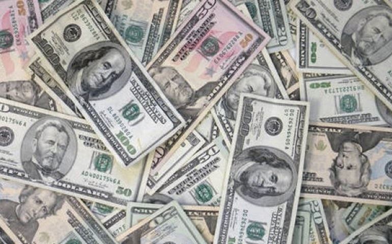Dólar cai 2% e vai abaixo de R$ 3,60, de olho em cena política
