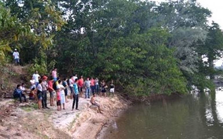 4 crianças se afogam e morrem ao usar colchão inflável como boia